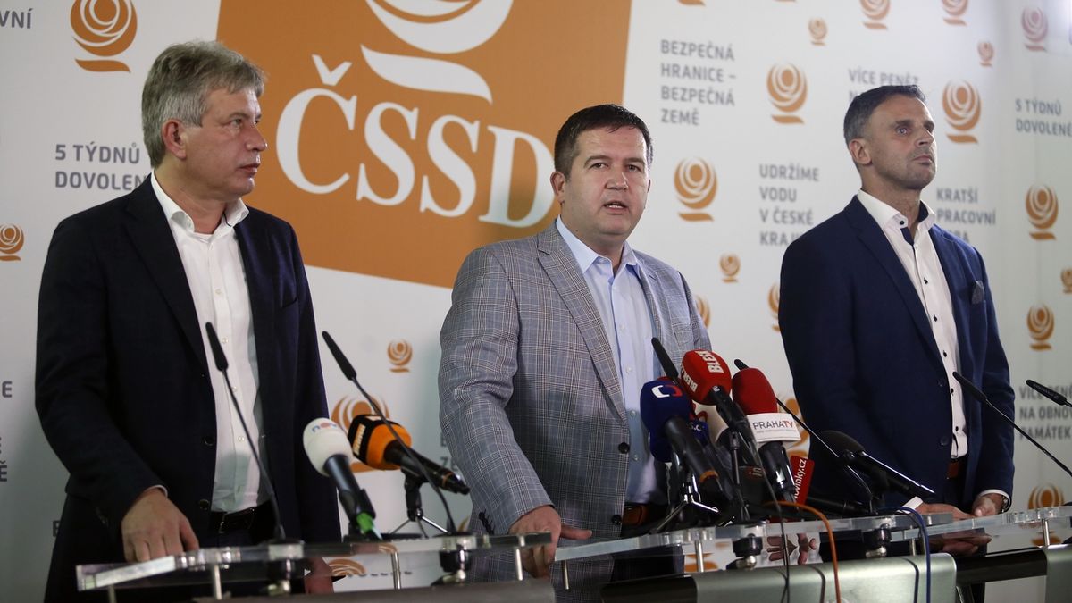 Členové ČSSD viní z volebního debaklu i vedení strany. Zleva Roman Onderka, Jan Hamáček a Jiří Zimola