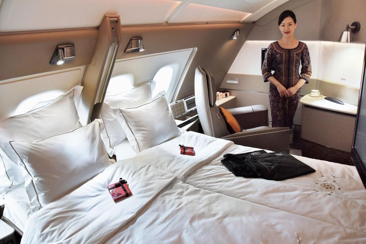 Proč si odepřít v nebesích skutečnou postel? V Airbusu A380 Singapore Airlines se lze pohodlně natáhnout. 