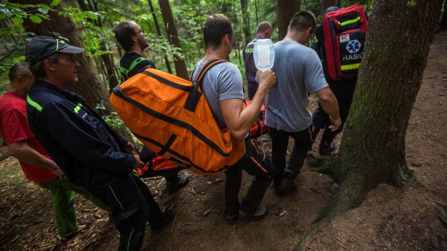 Záchranáři našli muže v Adršpachu v náročném terénu