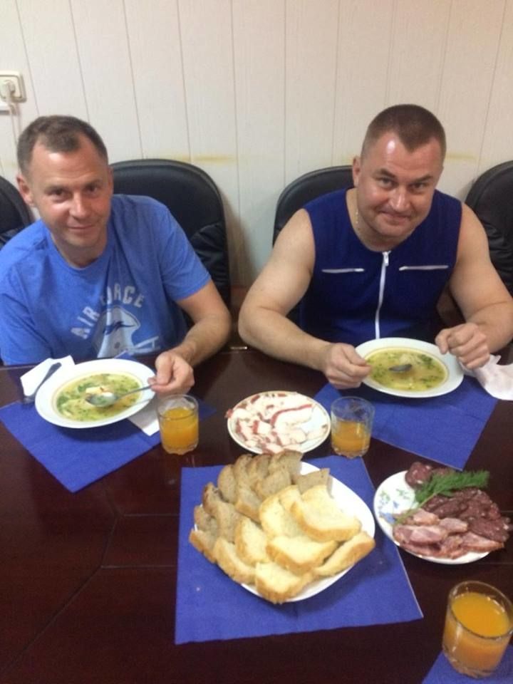 Nick Hague (vlevo) a Alexej Ovčinin ve čtvrtek na kosmodromu Bajkonur, kam byli převezeni po nouzovém přistání.