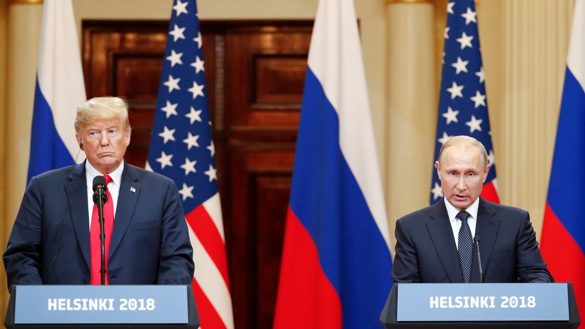 Americký prezident Donald Trump (vlevo) a prezident Ruské federace Vladimir Putin na společné tiskové konferenci po jednání v Helsinkách.