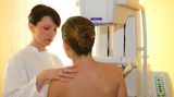 O vyšetření mamografem se stále šíří řada nepravd a mýtů