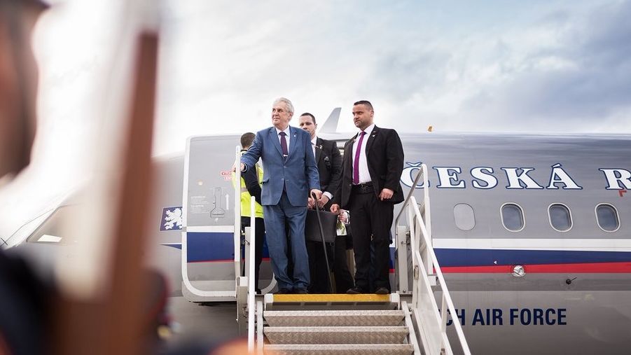 Prezident Miloš Zeman vystupuje z letadla na letišti v Popradu.