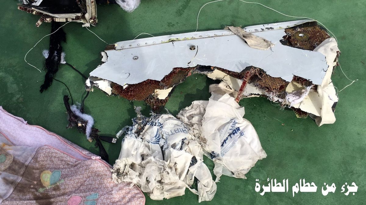 Trosky letadla a předměty, které záchranáři vytáhli z moře po pádu letadla společnosti EgyptAir.