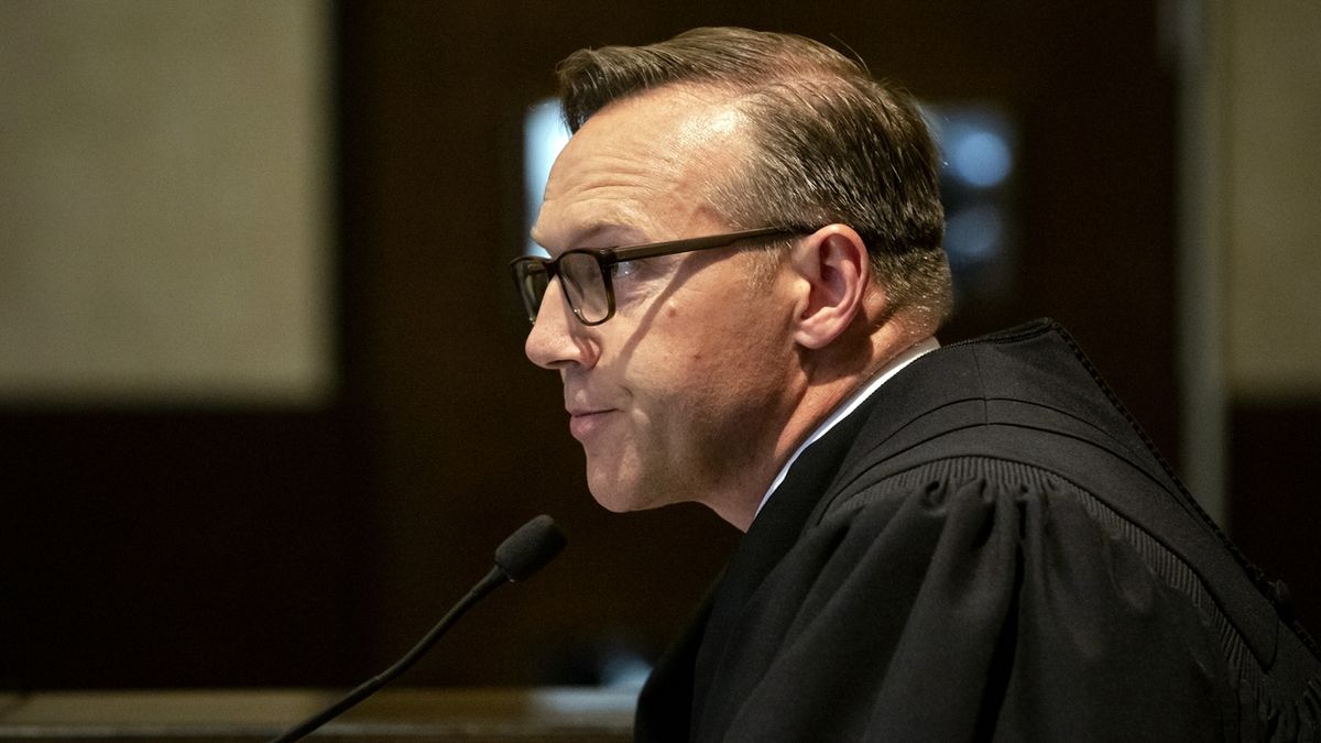 Soudce Thad Balkman čte verdikt v kauze Johnson & Johnson.