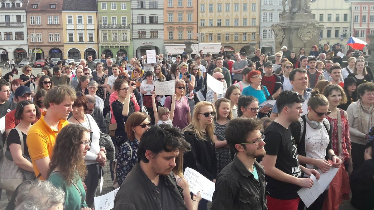 Přes tři sta lidí se v pondělí sešlo na náměstí Přemysla Otakara II. v Českých Budějovicích, aby uctili památku obětí koncentračního tábora v Letech na Písecku.