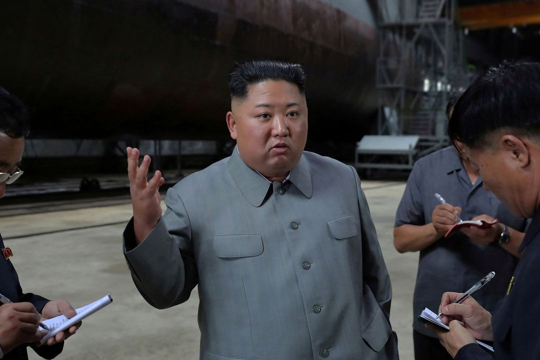 Severokorejský vůdce Kim Čong-un v továrně na výrobu ponorek 
