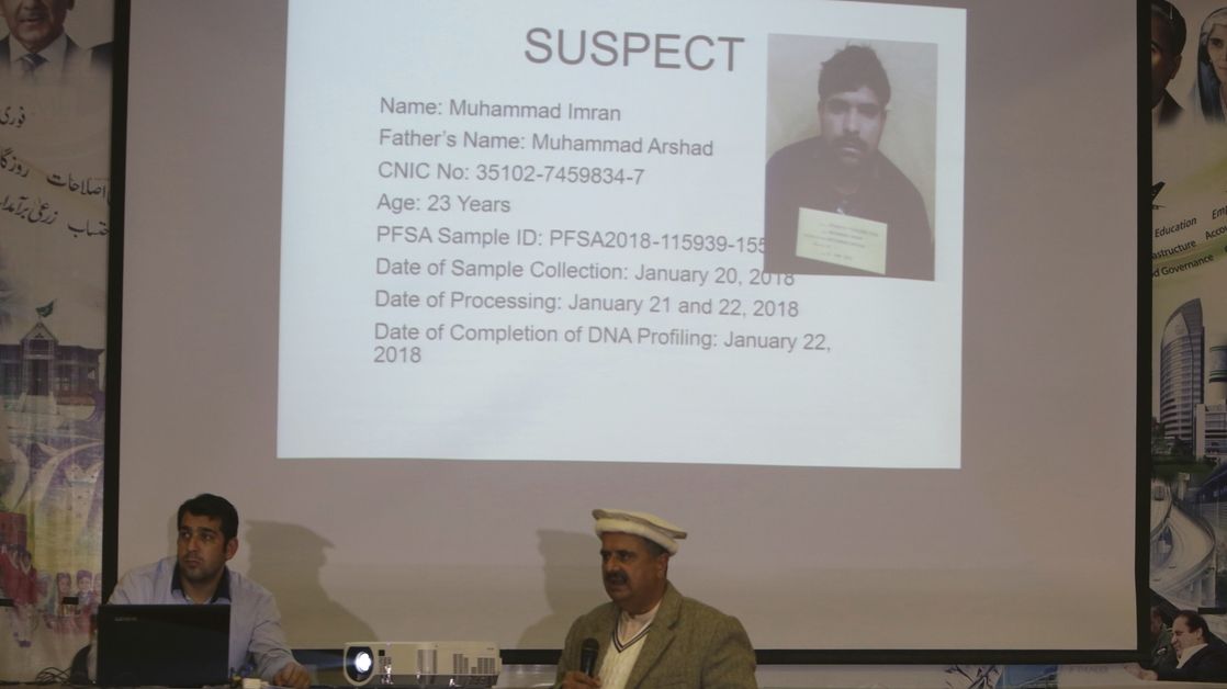 Tisková konference k případu vražd malých dětí. Na snímku z ledna 2018 tehdy ještě podezřelý (Muhammad) Imran Alí