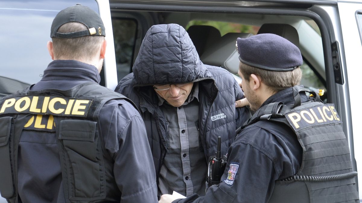 Policisté přivážejí obviněného soudce Ivana Elischera (uprostřed) k pražskému obvodnímu soudu, který rozhodoval o jeho vazbě.
