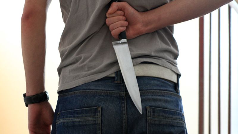 Osmnáctiletý mladík vyhrožoval dětem nožem