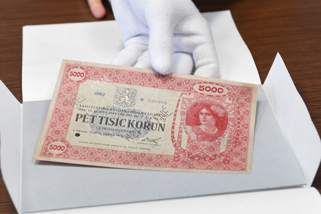 Naší nejcennější bankovkou je růžová pětitisícovka z roku 1919. Naposledy byla vydražena skoro za dva miliony, šlo ovšem o exponát ukradený z muzea.