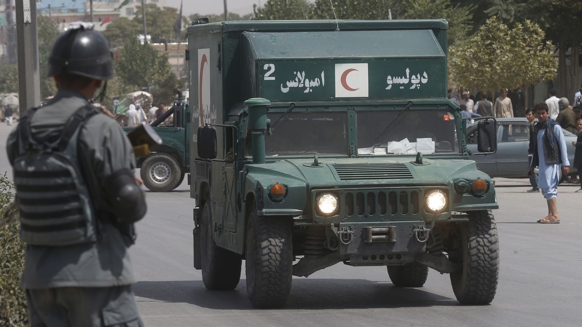 Vojenská sanitka míří na místo exploze v Kábulu 