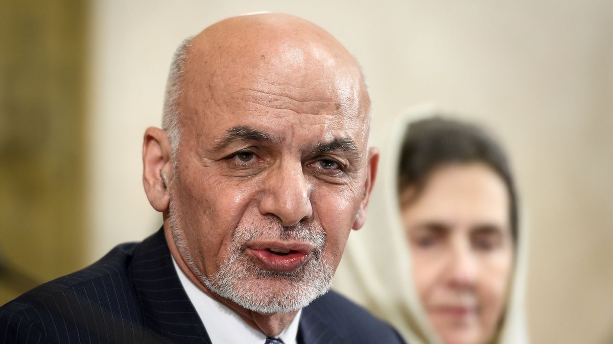 Afghánským prezidentem se podle předběžných výsledků stal Ašraf Ghání. Za ním je jeho žena Rula. 