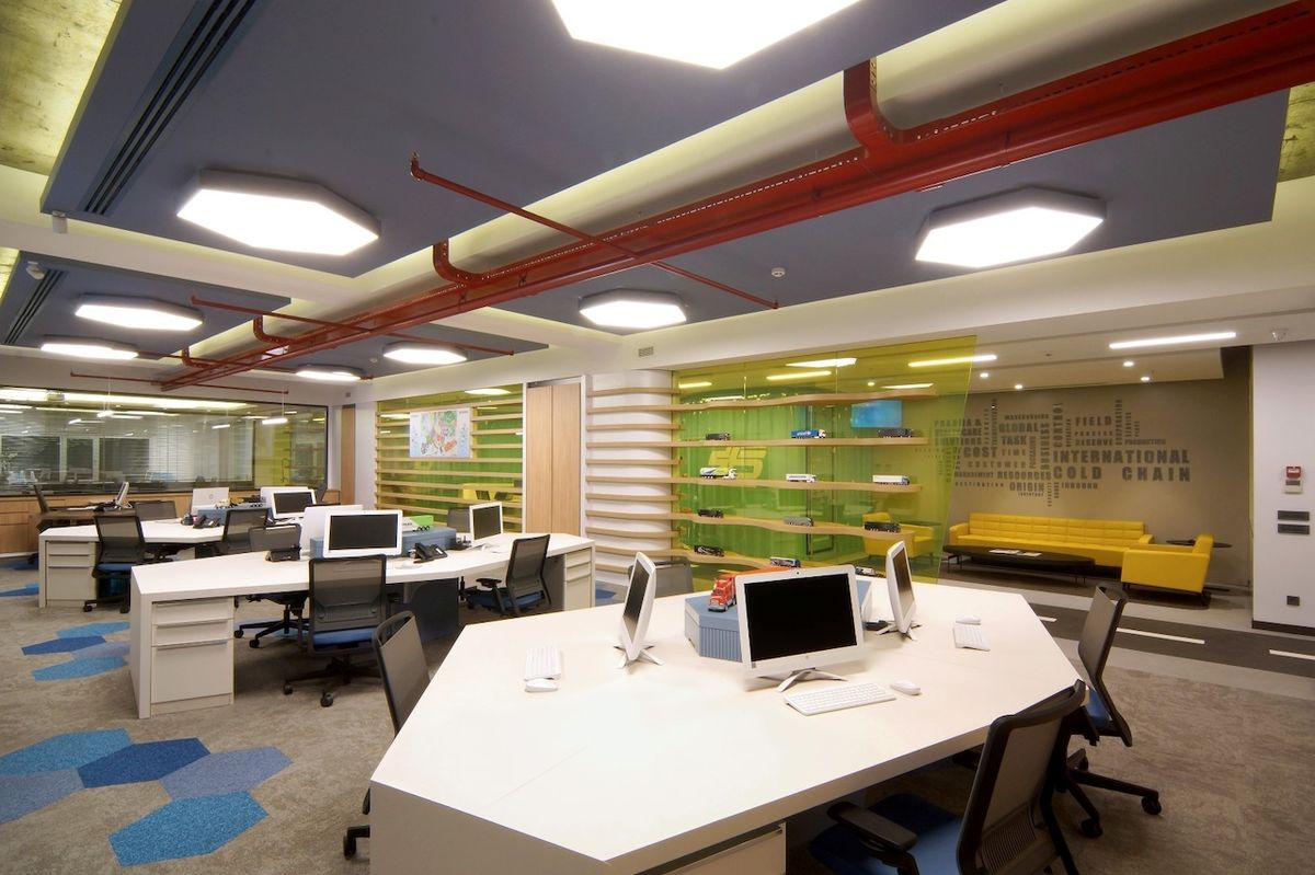 Šestiúhelníkový motiv je možné v části kanceláří objevit všude, ať již ve tvaru stolů, na podlaze, anebo i na stropě.