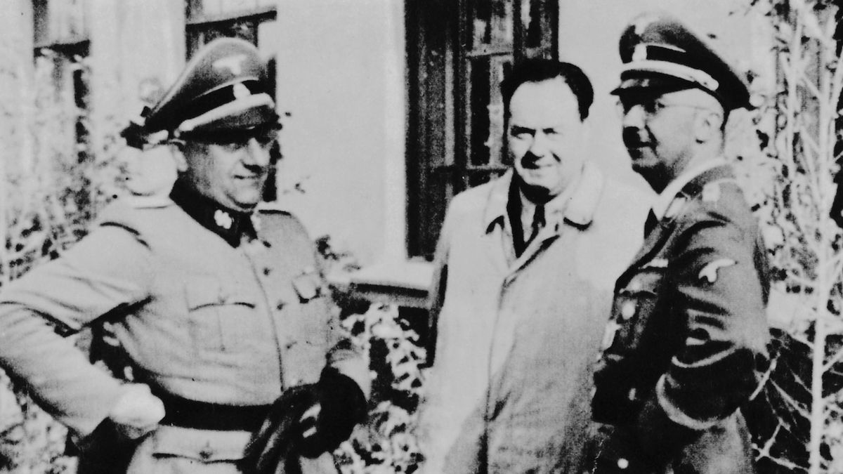 Říšský vůdce SS Heinrich Himmler (vpravo) a jeho fyzioterapeut Felix Kersten (uprostřed)