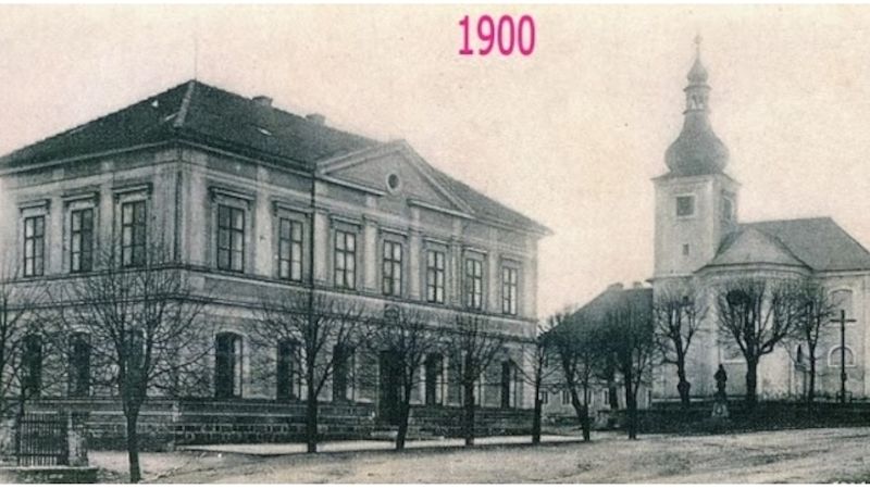 Historický snímek radnice Mirošova. Zde knihovna vznikala.