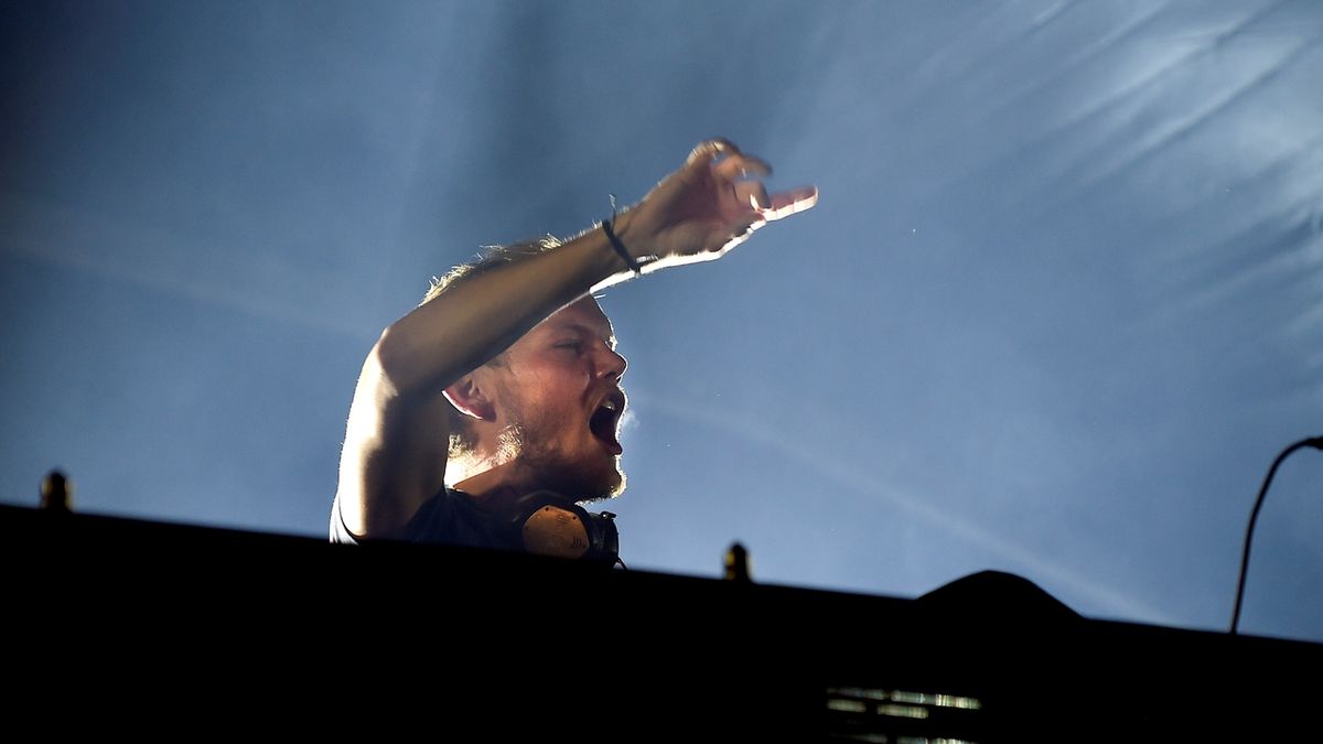 DJ Avicii (Tim Berglin) při vystoupení v Malmö