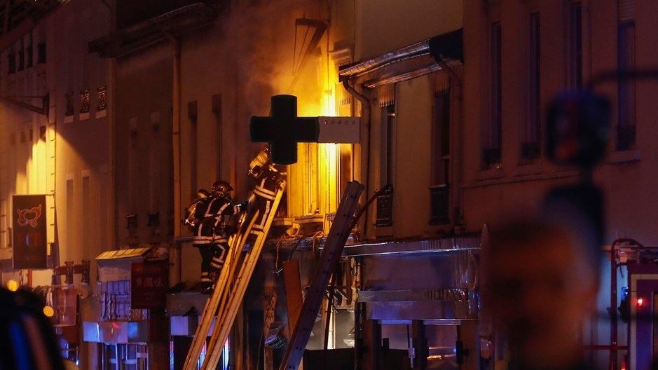 Hasiči likvidují požár v Lyonu, který stál život dva lidi.