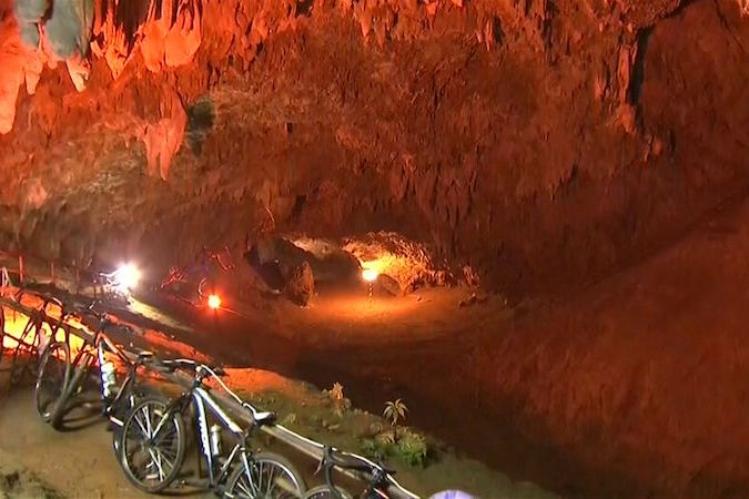 BEZ KOMENTÁŘE: Záchranáři stále nenašli dětský fotbalový tým, který před dvěma dny uvízl v zatopené jeskyni v Thajsku