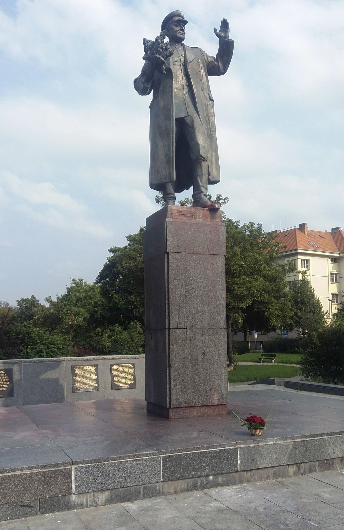 Několik lidí částečně očistili sochu maršála Ivana Koněva v Praze 6.