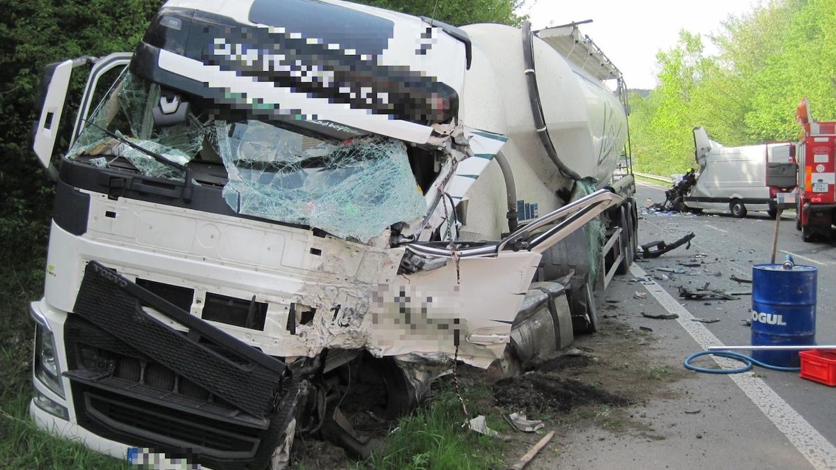 Po střetu s kamiónem zemřel na Vsetínsku řidič dodávky.

