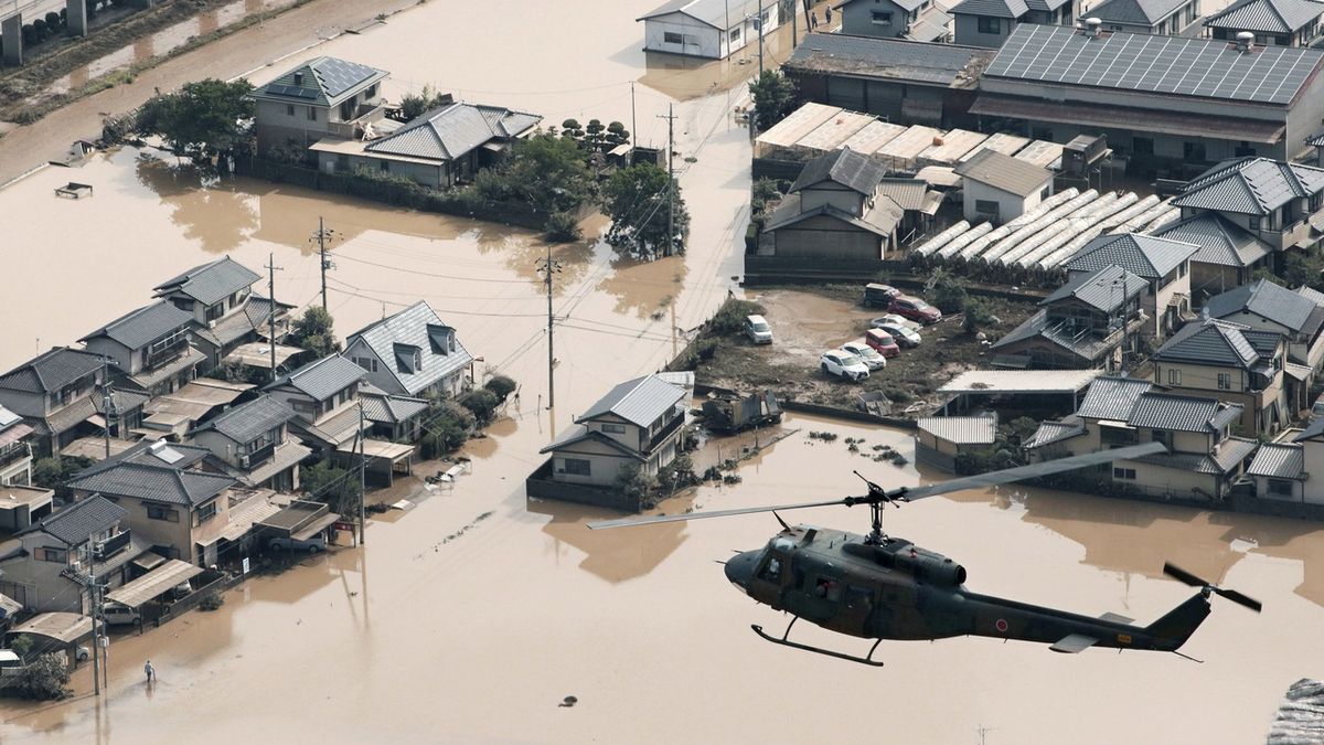 Vrtulník nad zaplavenou částí města Kurašiki. 