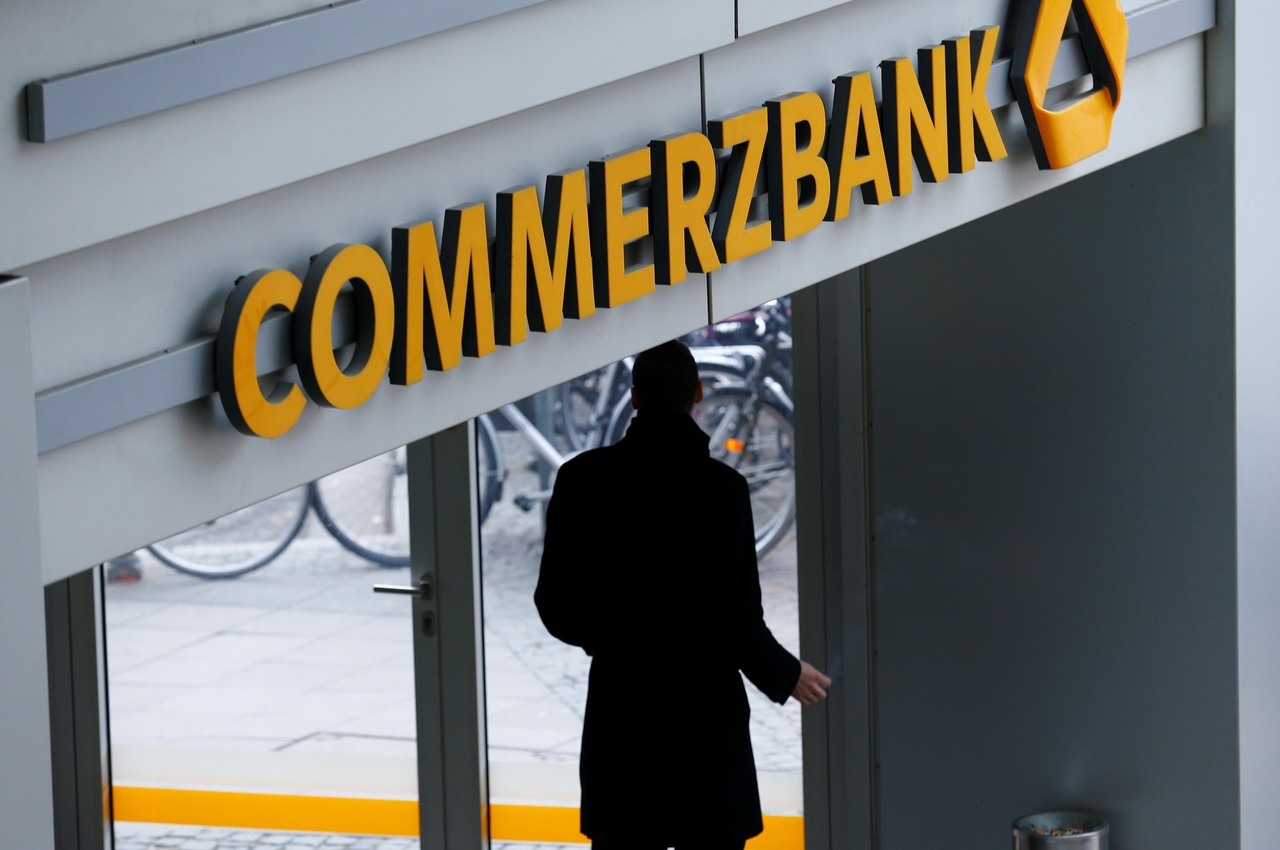 UniCredit míří k převzetí Commerzbank
