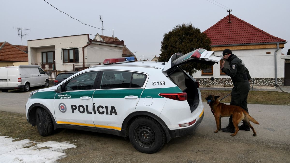 Policisté u domu zavražděného novináře Jána Kuciaka ve slovenské obci Veľká Mača