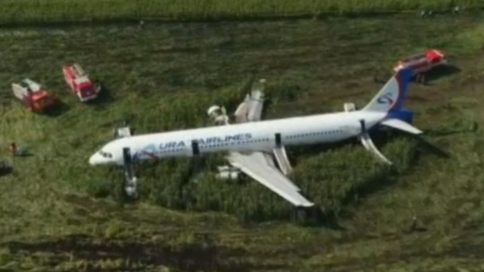 Ruské letadlo přistálo nouzově na poli