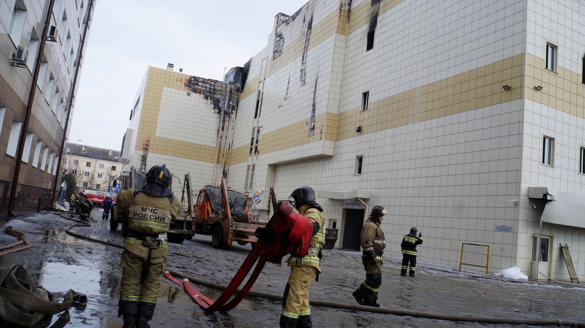 Hasiči u požáru obchodního centra v sibiřském Kemerovu