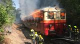 V Praze začal za jízdy hořet vlak, hasiči vyhlásili druhý stupeň poplachu