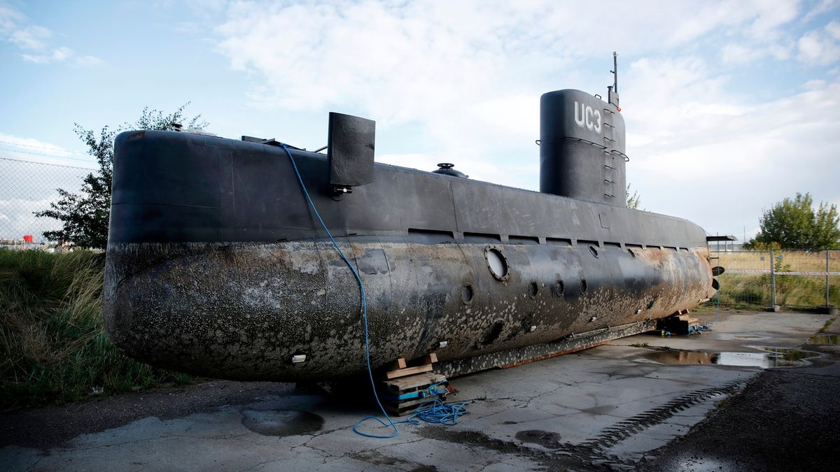 Madsenova ponorka UC3 Nautilus v kodaňském přístavu