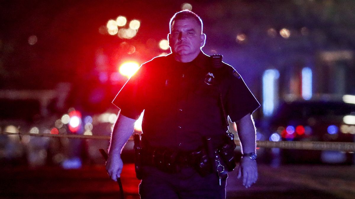 Policista hlídá místo činu v americkém Ohiu.