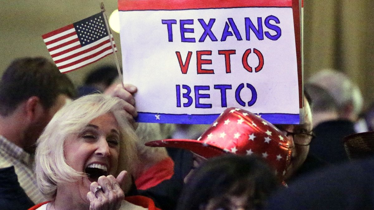 Příznivci republikánského senátora Teda Cruze slaví porážku demokrata Beta O´Rourkeho. 
