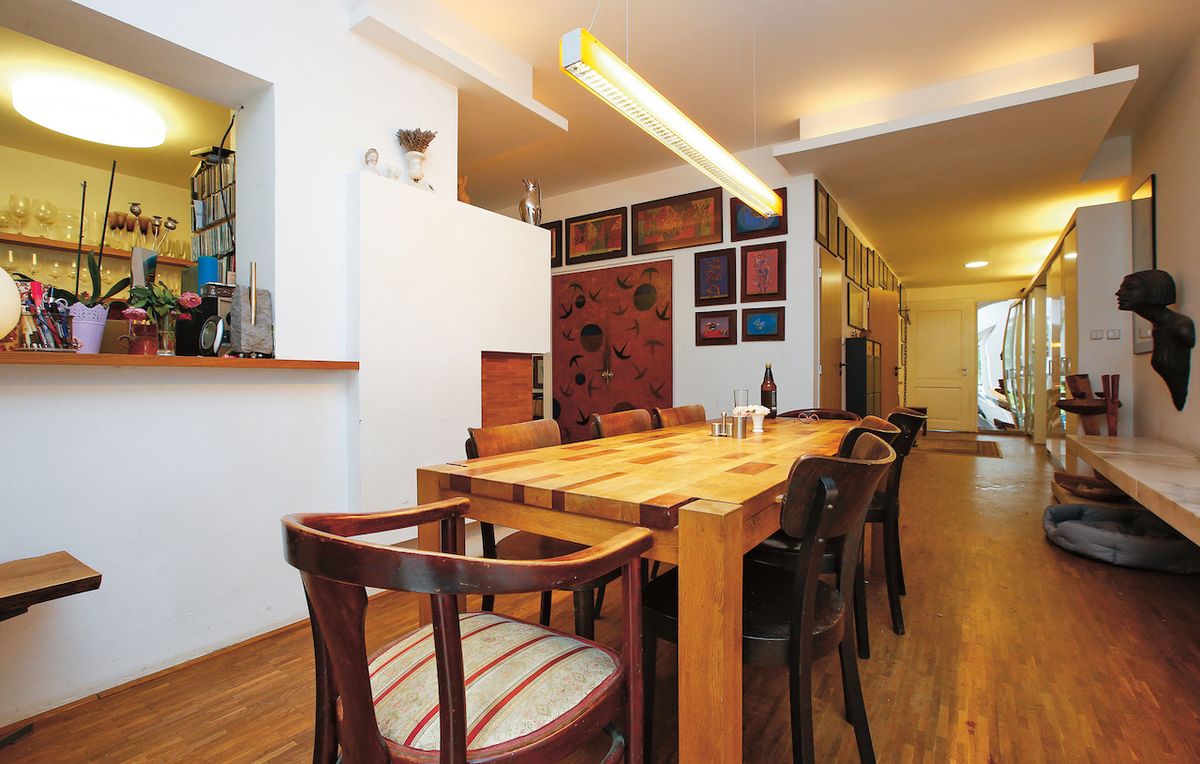 Místnost s jídelním stolem a kuchyní má novou dispozici, vznikla z původního pokoje pro služku a koupelny.
