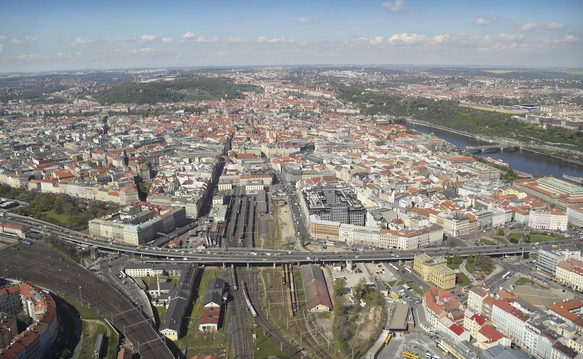 Letecký pohled na současnou podobu Masarykova nádraží a jeho okolí.