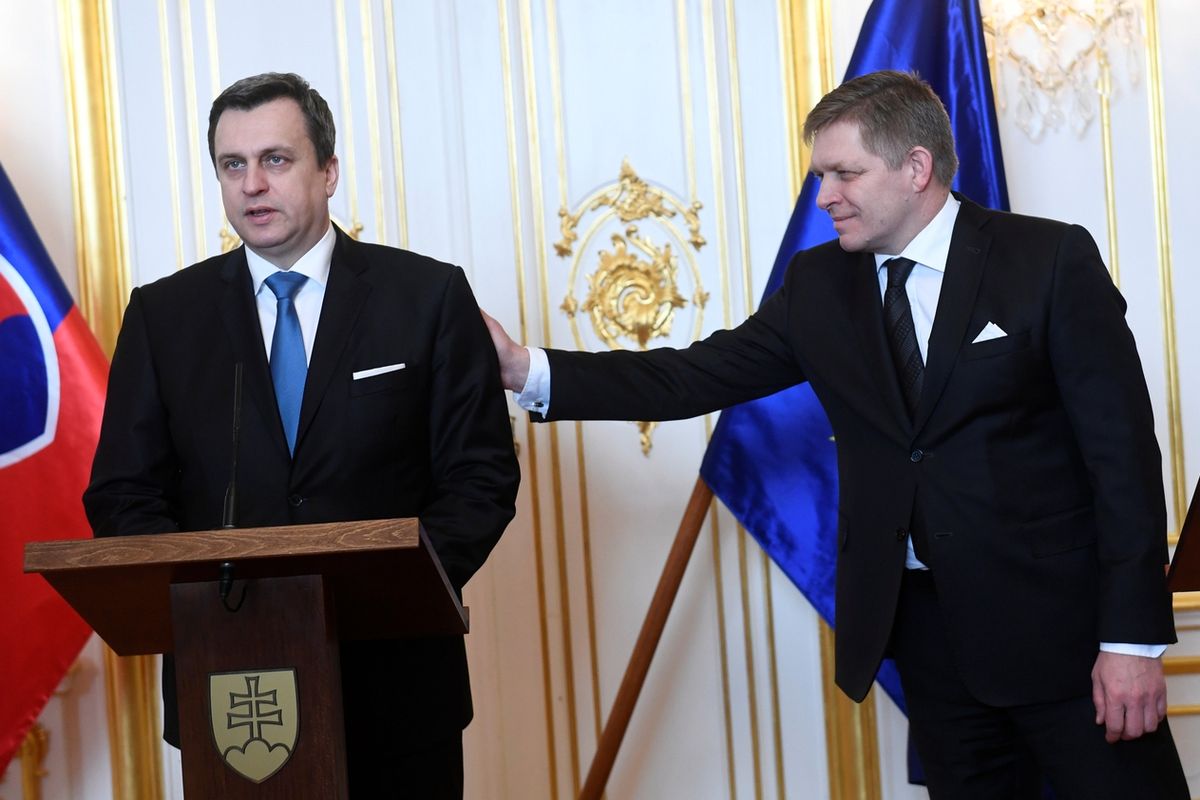 Předseda parlamentu Andrej Danko (vlevo) and premiér Robert Fico 