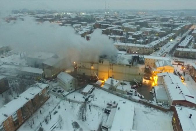 BEZ KOMENTÁŘE: Záběry z dronu na hořící obchodní centrum v Kemerovu