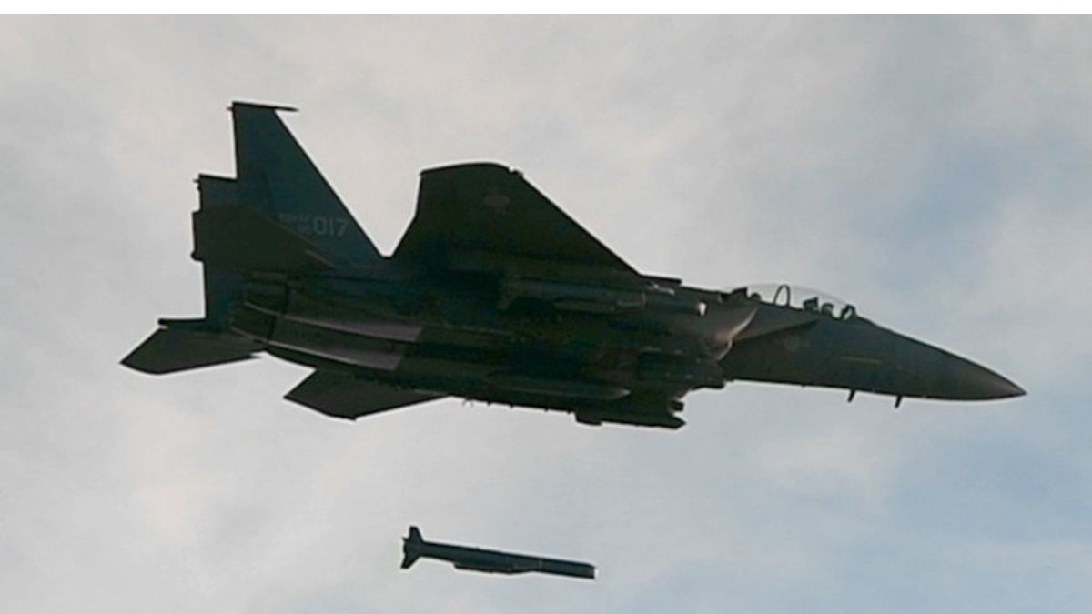 Jihokorejský bojový letoun F-15K odpaluje naváděnou střelu AGM-84 SLAM-ER.