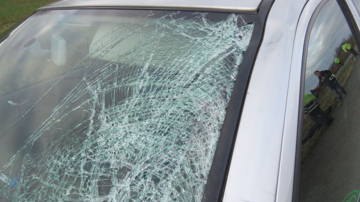 Řidič osobního auta nepřežil čelní střet s kamionem u Jičína