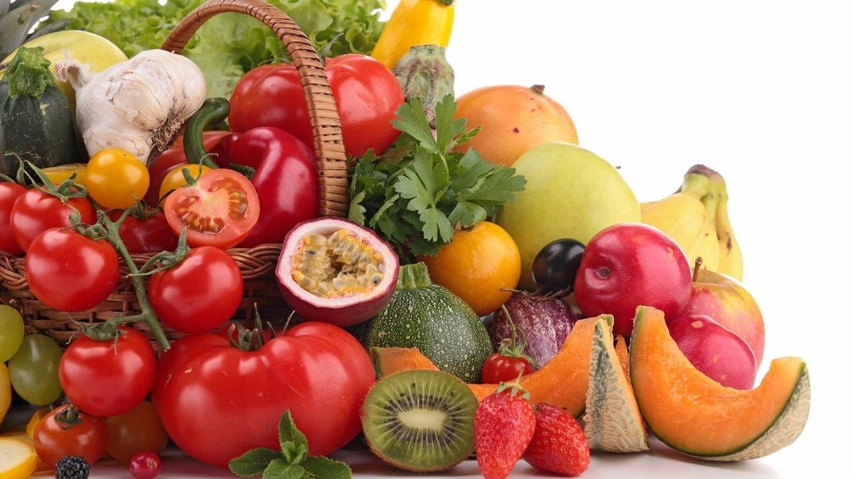 Zařaďte do svého jídelníčku dostatek ovoce a zeleniny. Čím více druhů to bude, tím lépe. 