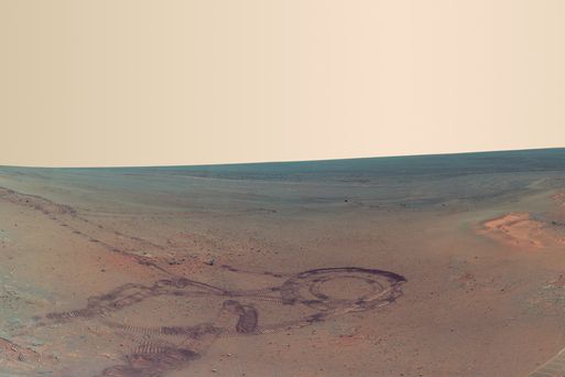 Panoramatický snímek (levá část) okolí sondy Opportunity na Marsu