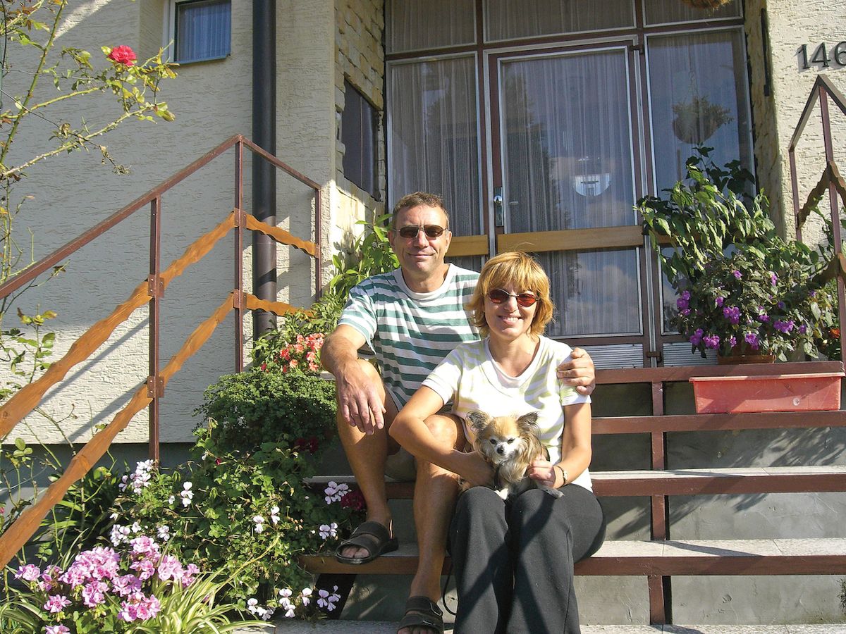 S manželem před jejich rodinným domkem ve Valašském Meziříčí.
