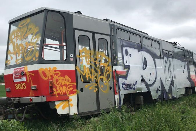 BEZ KOMENTÁŘE: Posprejovaná tramvaj u dálnice D1