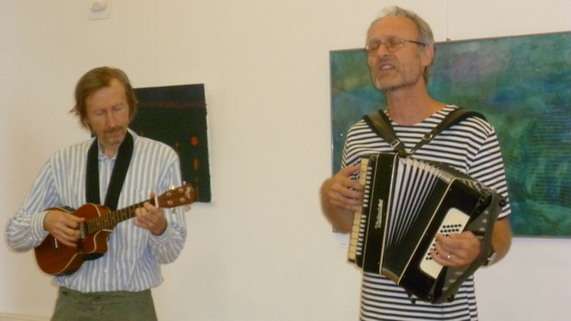 Umělci Vladimír Javorský a Miroslav Kemel vystoupili i v hudebním programu výstavy s autorskými písničkami M.Kemela.