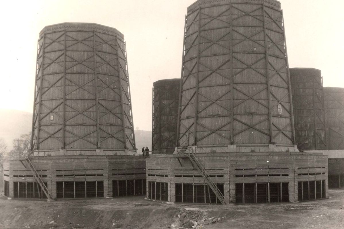 Chladicí věže uhelné elektrárny (dnes teplárny) Trmice na snímku z roku 1930.