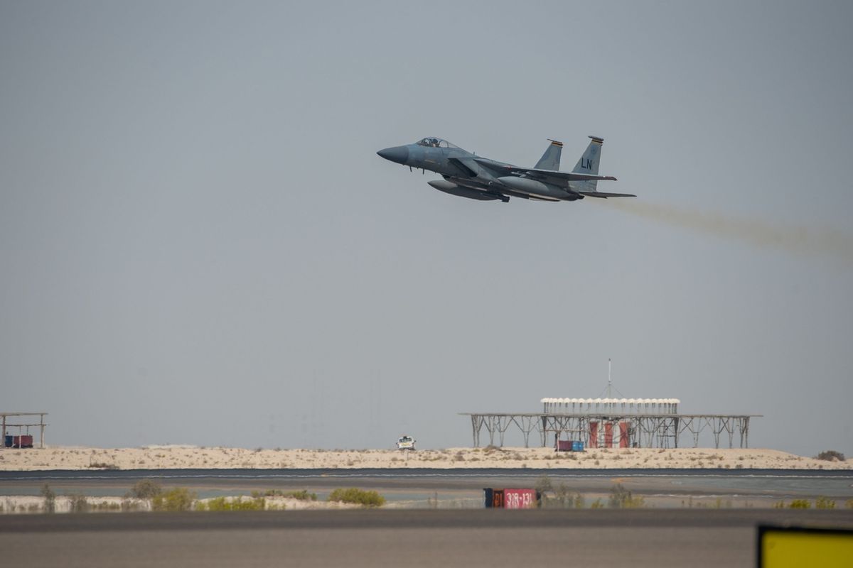 Americký letoun F-15C Eagle startuje ze základny v Spojených arabských emirátech 