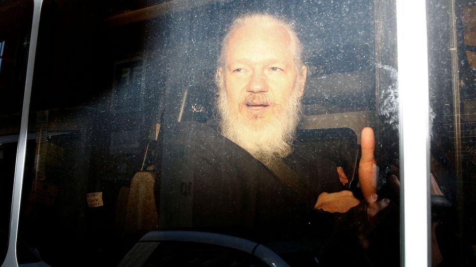 Zakladatel serveru WikiLeaks Julian Assange po zatčení v Londýně.