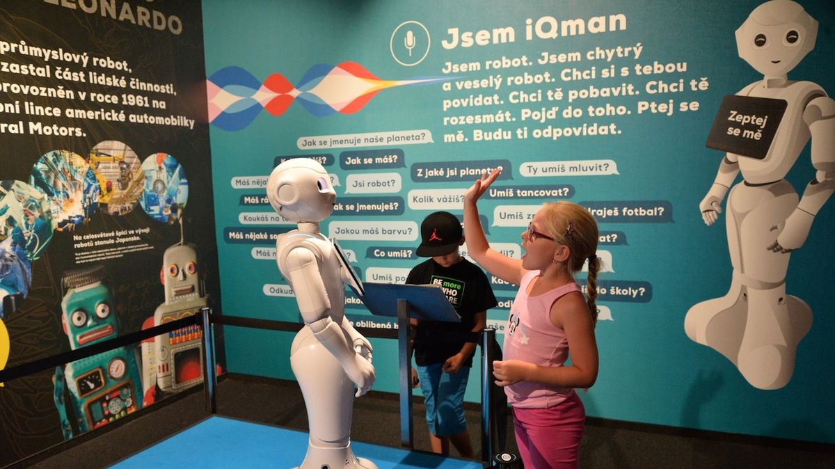 Upovídaného robota iQmana milují nejenom děti. Na lodi najdete hned dva.