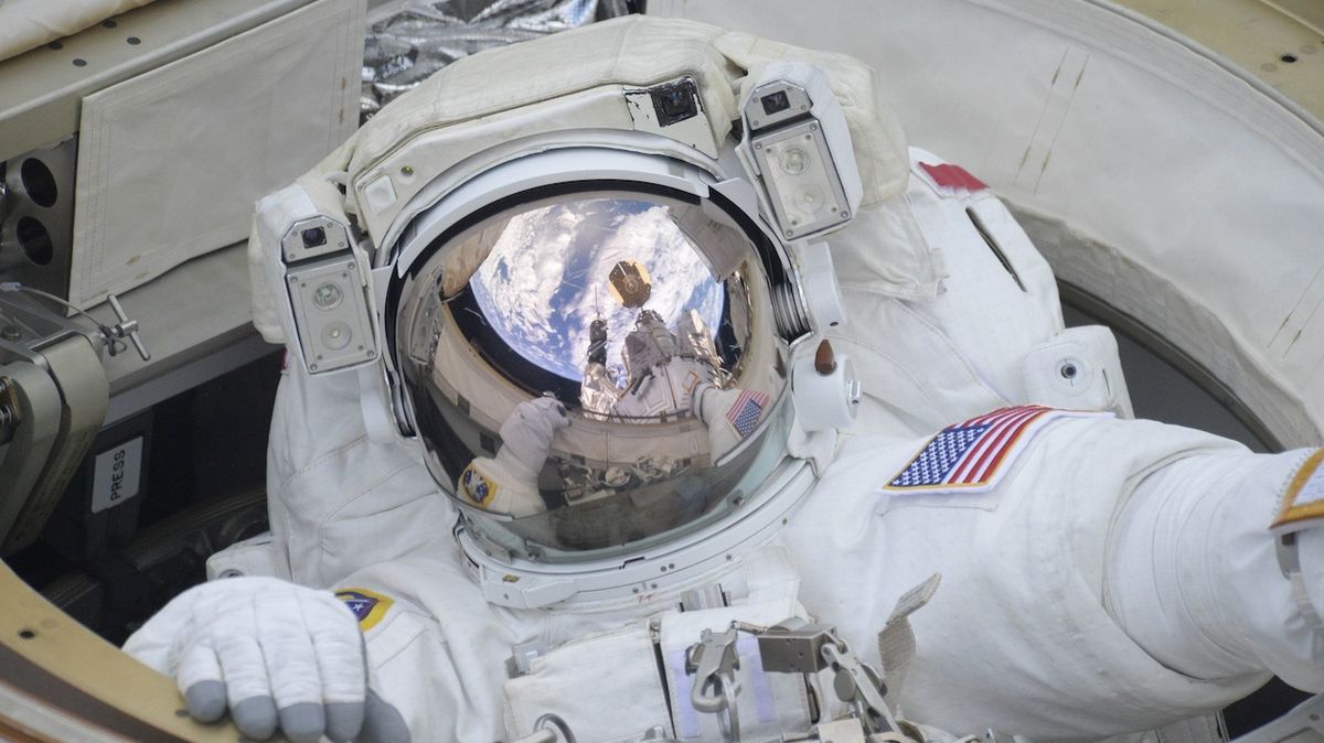 Andrew Feustel při výstupu do volného kosmu 14. června 2018